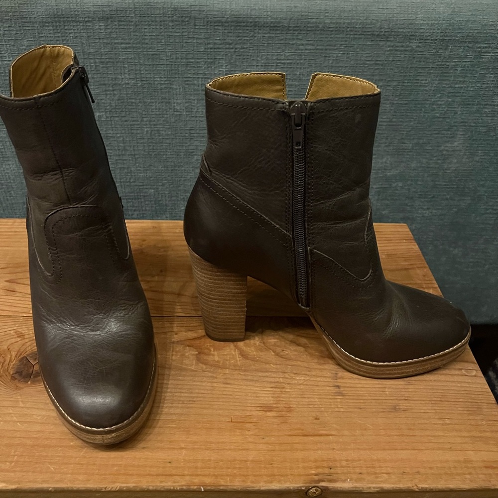 Lucky BRAND dark brown leather ankle boot with wood heel